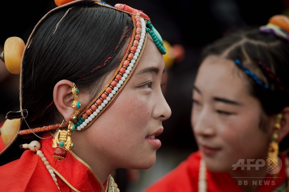 チベットの伝統衣装とアクセサリーでファッションショー、中国 写真13枚 国際ニュース:AFPBB News