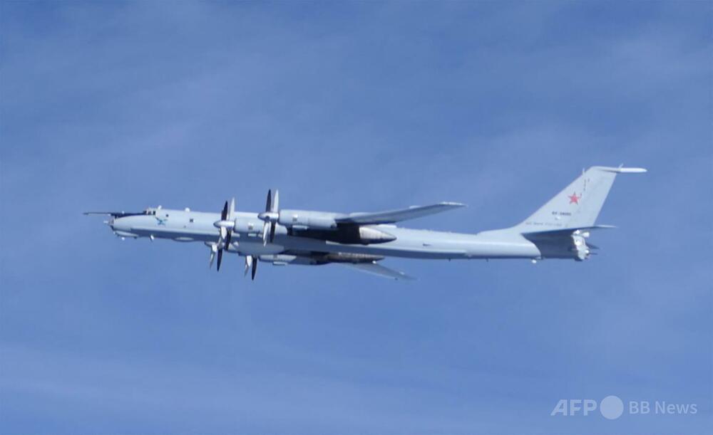英空母にロシア哨戒機が異常接近、F35緊急発進 アイスランド沖で