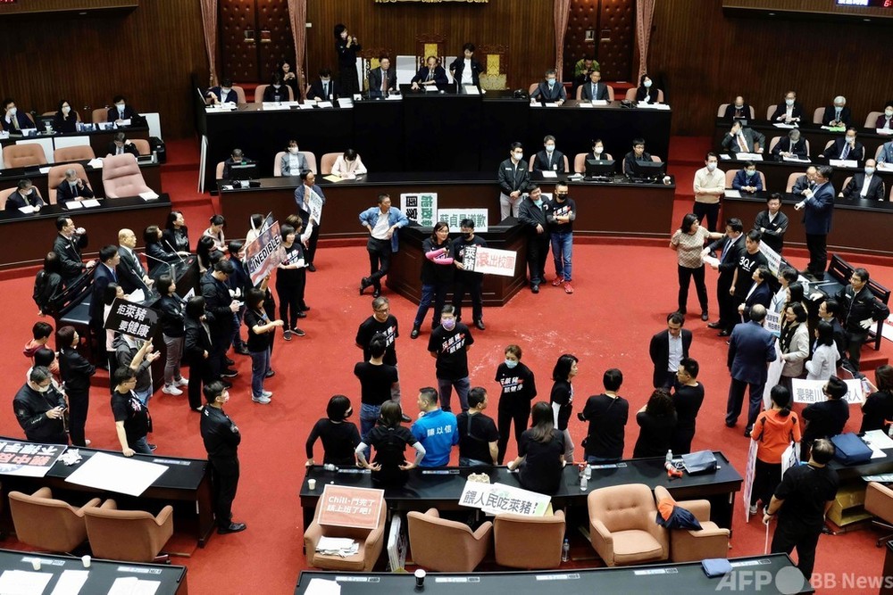 台湾議会で豚の内臓飛び交う、米国産豚肉の輸入解禁に野党反発
