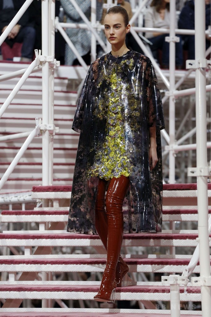 50～70年代の要素を取り入れた新たな女性像を提案、「ディオール」15年春夏オートクチュール