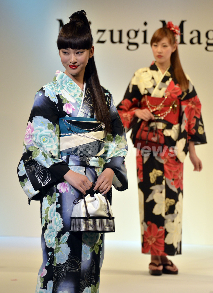 イオン、2011年の新作水着を発表 武井咲も浴衣姿を披露 写真8枚