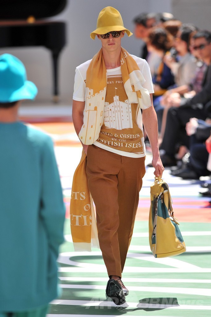 小物で遊び心を表現、「バーバリー プローサム」15年春夏メンズ