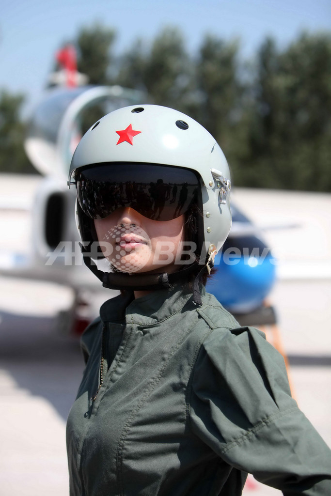 中国初の女性戦闘機パイロット、「レディース」用ヘルメット・制服に