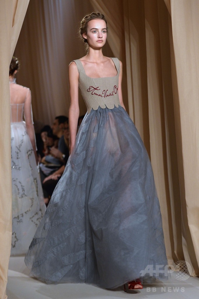 画家シャガールに着想を得たロシア風フォークロア、「ヴァレンティノ」15年春夏オートクチュール