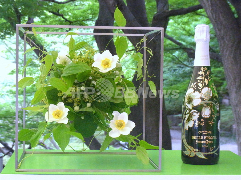 「ペリエ ジュエ」110年ぶりにアーティストを起用、東信と限定品発売