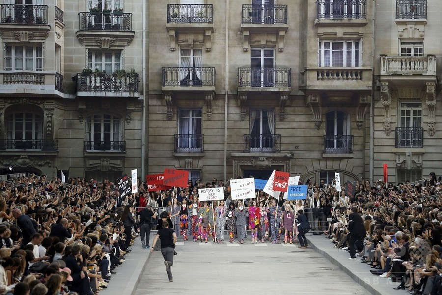 「戦争ではなくファッションを創ろう！」モデルらがデモ行進、「シャネル」15年春夏