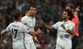 サッカー欧州チャンピオンズリーグ、グループF第1節、レアル・マドリード対スポルティング・リスボン。同点ゴールを決め、チームメートと喜ぶレアル・マドリードのクリスティアーノ・ロナウド（中央、2016年9月14日撮影）。(c)AFP/GERARD JULIEN