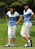 7番ホールでパッティングを待つアジア選抜の朴セリ（右）と池恩熹。（2008年11月28日撮影）(c)AFP/ROSLAN RAHMAN