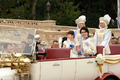 千葉県浦安市の東京ディズニーランド（Tokyo Disneyland）で28日、会社員の安孫子高行（Takayuki Abiko）さんと加越真由美（Mayumi Kagoshi）さんの結婚式が行われた。一般カップルがディズニーランドで挙式するのは開園以来、初めて（2012年9月28日撮影）。(c)AFP/Yoshikazu TSUNO