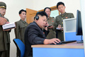 機械工場を視察する金正恩朝鮮労働党委員長。朝鮮中央通信配信（2014年5月27日配信、撮影日不明）。(c)AFP PHOTO / KCNA VIA KNS
