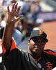 ベンチから観客に手を振るジャイアンツのバリー・ボンズ（%%Barry Bonds%%）。(c)AFP/Getty Images Jed Jacobsohn