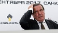 ロシアの国営石油大手ロスネフチの取締役会会長に選出され、会見で話すゲアハルト・シュレーダー元独首相（2017年9月29日撮影、資料写真）。(c)Olga MALTSEVA / AFP