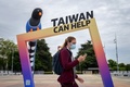スイス・ジュネーブの国連事務所近くに設置された「台湾は力になれる」と書かれたオブジェの前を通る女性（2021年5月24日撮影）。(c)Fabrice COFFRINI / AFP