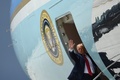 米フロリダ州マイアミのマイアミ国際空港で、大統領専用機エアフォースワンに乗り込むドナルド・トランプ大統領（2020年7月10日撮影）。(c)SAUL LOEB / AFP