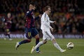 14-15スペイン1部リーグ第28節、FCバルセロナ対レアル・マドリード。FCバルセロナのネイマールとボールを競るレアル・マドリードのルカ・モドリッチ（2015年3月22日撮影）。(c)AFP/JOSEP LAGO