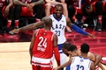 NBAオールスターゲーム2016。ロサンゼルス・レイカーズのコービー・ブライアントとうれしそうにマッチアップするクリーブランド・キャバリアーズのレブロン・ジェームズ（2016年2月14日撮影）。(c)AFP/Getty Images/Elsa