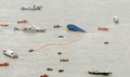 韓国南西部珍島（Jindo）郡屏風（Byungpoong）沖で続く沈没した旅客船セウォル（Sewol）号の乗客の救出作業（2014年4月17日撮影）。(c)AFP/ED JONES