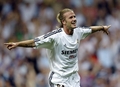 スペイン・マドリード（Madrid）のサンチャゴ・ベルナベウ（Santiago Bernabeu Stadium）で行われたスペイン・スーパーカップ（Spanish Super Cup 2009）、レアル・マドリード（Real Madrid）対マジョルカ（RCD Mallorca）の試合で、1点目のゴールを決め喜ぶレアル・マドリードのデビッド・ベッカム（David Beckham、2003年8月27日撮影）。(c)AFP/Javier SORIANO