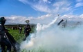 ギリシャ・イドメニの対マケドニア国境で、マケドニア警察と衝突する移民や難民（2016年4月10日撮影）。(c)AFP/BULENT KILIC