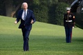 米国のジョー・バイデン大統領（左）。首都ワシントンのホワイトハウスで（2023年6月28日撮影）。(c)Jim WATSON / AFP