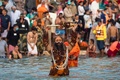 ヒンズー教の大祭「クンブメーラ」が行われているインド北部ハリドワールでガンジス川で沐浴（もくよく）する聖人（2021年4月12日撮影）。(c)Xavier GALIANA / AFP