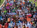 米イリノイ州シカゴで、反暴力を訴えダン・ライアン高速道路上を行進するデモ参加者ら（2018年7月7日撮影）。(c)AFP PHOTO / JIM YOUNG
