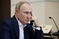 ロシア・モスクワで、電話で話すウラジーミル・プーチン大統領（2022年1月3日撮影、資料写真）。(c)MIKHAIL KLIMENTYEV / SPUTNIK / AFP