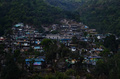 夕暮れどき、インド・メガラヤ（Meghalaya）州マウシンラム（Mawsynram）村にともる明かり（2013年2月3日撮影）。(c)AFP/Roberto SCHMIDT