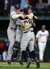 21MLB、テキサス・レンジャーズ対ニューヨーク・ヤンキース。チームメートとノーヒッター達成を喜ぶニューヨーク・ヤンキースのコーリー・クルーバー（手前、2021年5月19日撮影）。(c)Ronald Martinez/Getty Images/AFP