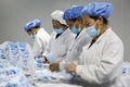 中国湖南省西部の吉首の防護用品製造工場（2021年1月28日撮影）。(c)STR / AFP