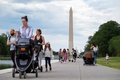 米首都ワシントンの国立公園ナショナルモールを訪れた観光客ら（2021年5月14日撮影）。(c)JIM WATSON / AFP