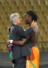 サッカー2013アフリカネイションズカップ（2013 The Africa Cup of Nations）は30日、グループDの2試合が行われ、コートジボワールはアルジェリアと2-2で引き分けた。

試合後、アルジェリアのバヒド・ハリルホジッチ （Vahid Halilhodzic）監督と言葉を交わすコートジボワールのディディエ・ドログバ（Didier Drogba、2013年1月30日撮影）。(c)AFP/ALEXANDER JOE