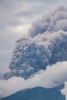 インドネシア・スマトラ島のマラピ山から立ち上る噴煙（2023年12月3日撮影）。(c)ADI PRIMA / AFP