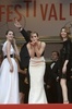 南仏カンヌ（Cannes）で開催中の第66回カンヌ国際映画祭（Cannes Film Festival）で16日、「ある視点」部門に出品されたソフィア・コッポラ（Sofia Coppola）監督作『The Bling Ring』の公式上映が行われた。同作は、2009年、ロサンゼルス（Los Angeles）で10代の若者たちがオーランド・ブルーム（Orlando Bloom）やリンジー・ローハン（Lindsay Lohan）らセレブの自宅を狙って空き巣に入った一連の事件をベースにしている。犯人の1人を演じた英女優エマ・ワトソン（Emma Watson）は「ハリー・ポッター（Harry Potter）」のハーマイオニー（Hermione）役として有名だが、本作で今どきの若者を演じるため、カーダシアン一家やパリス・ヒルトン（Paris Hilton）らが出演するリアリティー番組を何時間も見たという。写真は、レッドカーペットに登場したワトソン（中央、2013年5月16日撮影）。(c)AFP/ANNE-CHRISTINE POUJOULAT