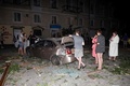 ロシア軍のミサイル攻撃を受けたウクライナ・オデーサで、建物から避難した住民たち（2023年7月23日撮影）。(c)Oleksandr GIMANOV / AFP