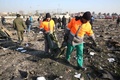 イラン首都テヘランのイマム・ホメイニ空港付近のウクライナ機墜落現場で作業にあたる救助隊（2020年1月8日撮影）。(c)AFP