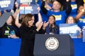 米ノースカロライナ州ローリーでの選挙集会で、登壇するカマラ・ハリス副大統領（2024年10月30日撮影）。(c)Ryan M. Kelly / AFP
