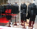 東京・原宿に開店した「H＆M」日本第2号店に展示されたコム デ ギャルソン（COMME des GARCONS）」のコラボーレーションアイテム（2008年11月8日撮影）。(c)MODE PRESS