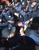 ウクライナの首都キエフで、「ゲイプライドパレード」開催中に抗議者を拘束する警官たち（2016年6月12日撮影）。(c)AFP/SERGEI SUPINSKY