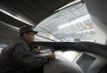 列車を点検する中車唐山の職員（2020年12月4日撮影）。(c)Xinhua News
