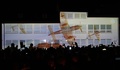 ポーランドの都市ビエルンで開催された式典で、スクリーン上に放映された映像を見る人々（2019年8月20日撮影）。(c)Alik KEPLICZ / AFP