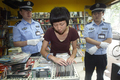 中国・北京（Beijing）の商店で、違法DVDの取り締まりを行う警察官（2008年7月1日撮影）。(c)AFP