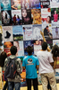 ブラジルのサンパウロ（Sao Paulo）で、書籍の国際見本市「サンパウロ国際ブックフェア（International Book Fair Sao Paulo）」が開催中だ。世界各国から480の出版社が参加。開催期間は19日までで、8万人の来場を見込む。

写真は、壁面に展示された新著の表紙を眺める若者たち（2012年8月13日撮影）。(c)AFP/Yasuyoshi CHIBA