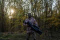 ウクライナ南部ミコライウ郊外で対ドローン砲を構えるウクライナ兵（2022年11月2日撮影、資料写真）。(c)BULENT KILIC / AFP