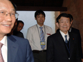 インドネシア・バリ島のヌサドゥア（Nusa Dua）で開かれたアジア開発銀行（Asian Development Bank、ADB）の年次総会で、記者会見場を後にする与謝野馨（Kaoru Yosano）財務・金融・経済財政相（右）と中国の謝旭人（Xie Xuren）財政相（左、2009年5月3日撮影）。(c)AFP/Sonny TUMBELAKA