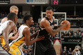 14-15NBA、インディアナ・ペイサーズ対ブルックリン・ネッツ。インディアナ・ペイサーズの選手をかわすブルックリン・ネッツのジョー・ジョンソン（2015年3月21日撮影）。(c)AFP/Getty Images/NBAE/Ron Hoskins