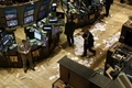 米ニューヨーク証券取引所（New York Stock Exchange）で働くトレーダーたち（2008年9月29日撮影）。(c)AFP/Getty Images/Spencer Platt
