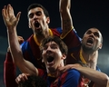 欧州チャンピオンズリーグ2010-11（UEFA Champions League 2010-11）準決勝、レアル・マドリード（Real Madrid）対FCバルセロナ（FC Barcelona）第1戦。得点を決めチームメイトと喜ぶFCバルセロナのリオネル・メッシ（Lionel Messi、中央、2011年4月27日撮影）。(c)AFP/LLUIS GENE
