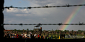 写真は同日、ベネディクト16世の訪問中に見られた虹。(c)AFP/JOE KLAMAR
