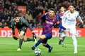 19-20スペイン1部リーグ第10節、FCバルセロナ対レアル・マドリード。ボールに足を伸ばすFCバルセロナのリオネル・メッシ（中央、2019年12月18日撮影）。(c)LLUIS GENE / AFP
